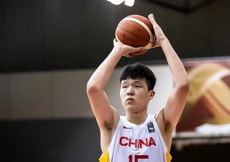 8 月 5 日讯,开拓者记者 Mike Richman 与《华盛顿邮报》记者 Ben Golliver 在共同主持的播客节目中,对中国球员杨瀚森在 NBA 所引发的热烈反响进行了深入探讨,尤其是其在夏季联赛中展现出的超高人气,让人为之惊叹。